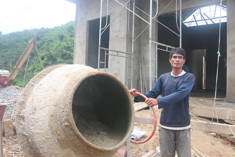 Gia đình anh K’Hằng đang đầu tư xây dựng ngôi nhà mới