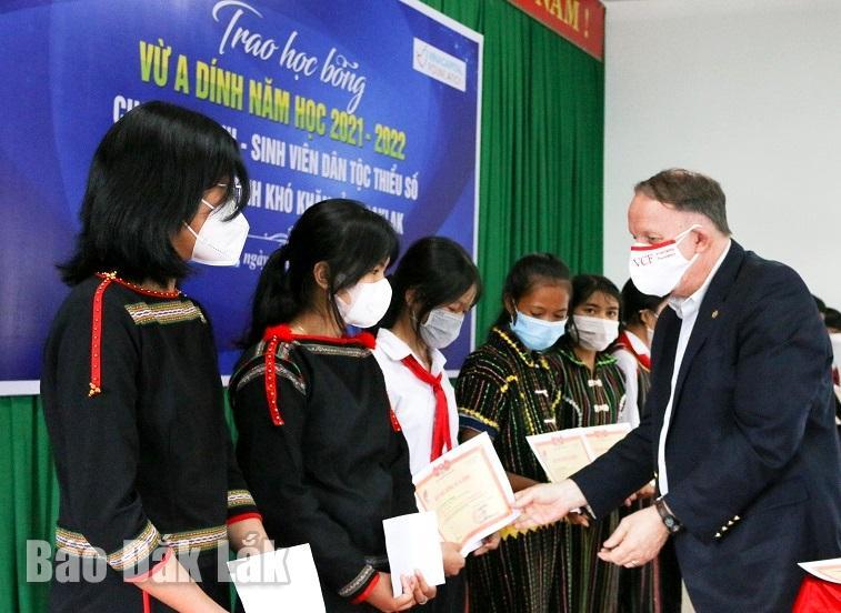 Đại diện Ban tổ chức chương trình trao học bổng cho các em học sinh