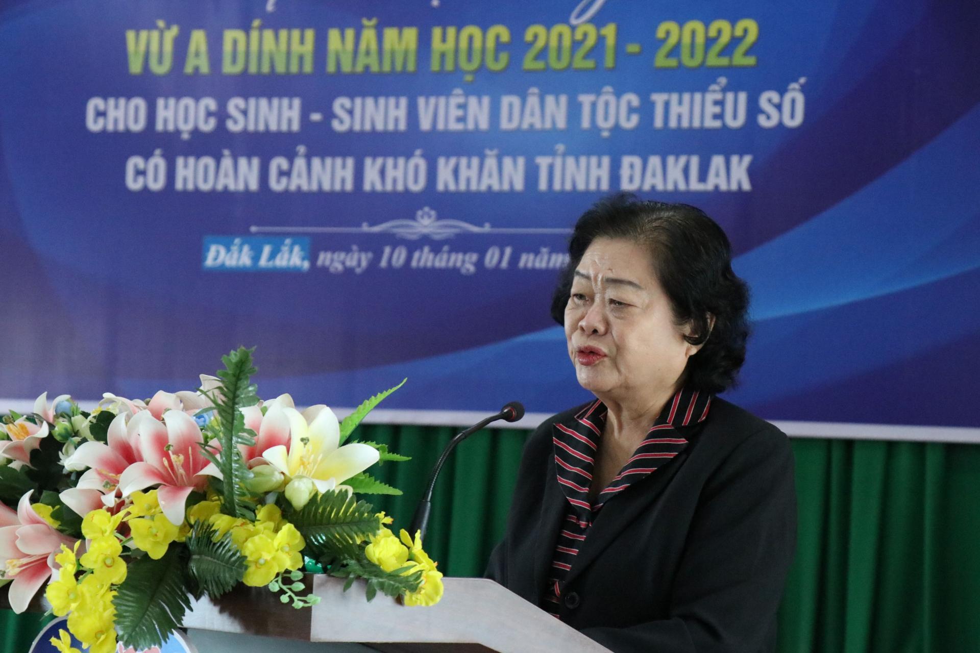 Nguyên Phó Chủ tịch nước, Chủ tịch Quỹ học bổng Vừ A Dính Trương Mỹ Hoa phát biểu tại buổi lễ trao học bổng