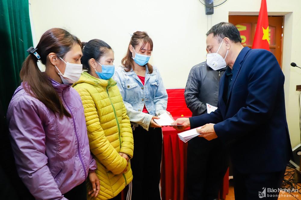 Báo Nghệ An trao quà Tết đến các hộ nghèo ở xã Xiêng My (Tương Dương)
