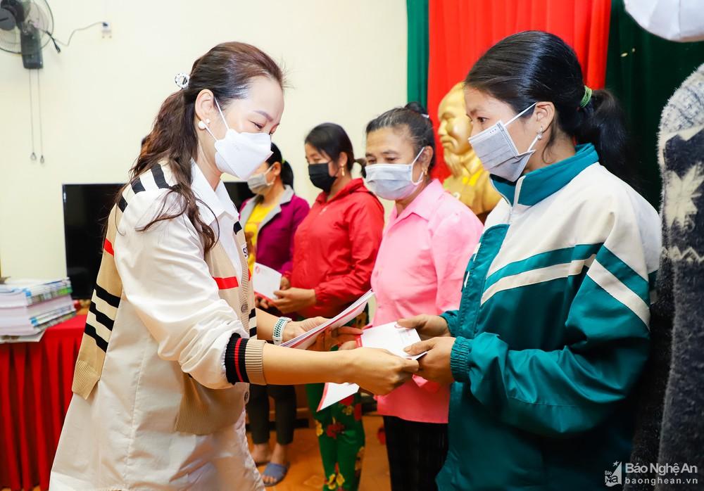 Báo Nghệ An trao quà Tết đến các hộ nghèo ở xã Xiêng My (Tương Dương)
