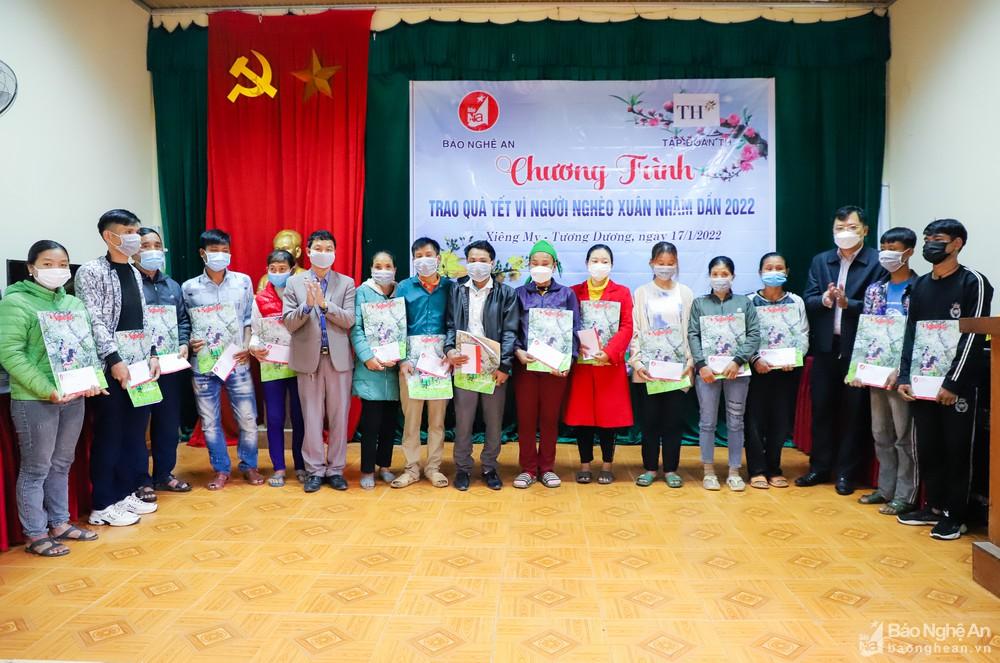 Báo Nghệ An trao quà Tết đến các hộ nghèo ở xã Xiêng My (Tương Dương)