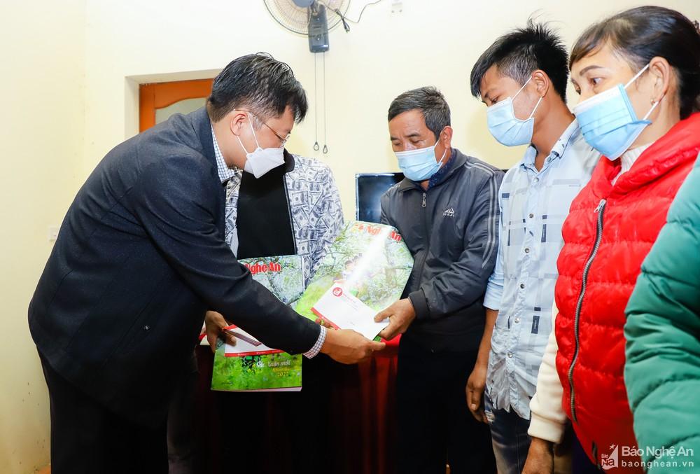 Báo Nghệ An trao quà Tết đến các hộ nghèo ở xã Xiêng My (Tương Dương)