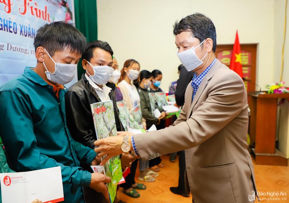 Báo Nghệ An trao quà Tết đến các hộ nghèo ở xã Xiêng My (Tương Dương)