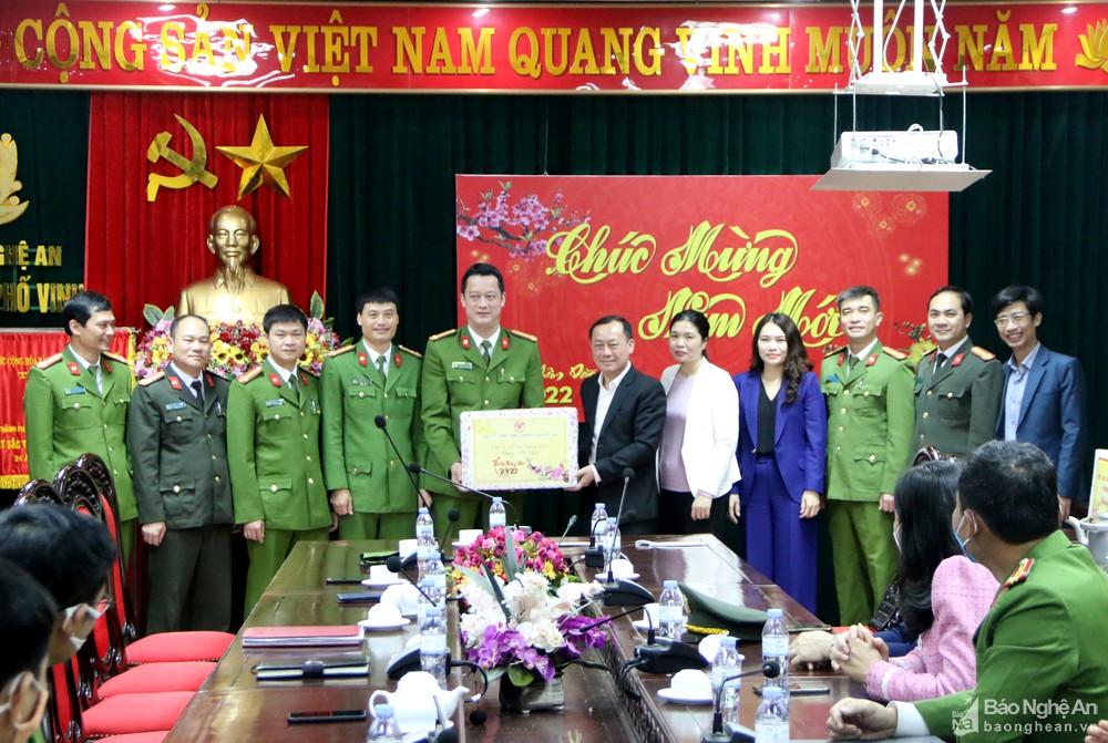 Bí thư Thành ủy Vinh thăm, chúc Tết các đơn vị và người dân trên địa bàn