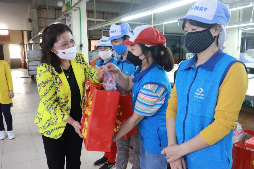 Lãnh đạo quận Hai Bà Trưng thăm, chúc Tết doanh nghiệp và tặng quà cho người lao động