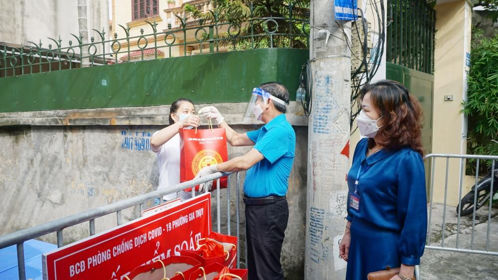 Đoàn viên, người lao động là F0 được Công đoàn thăm hỏi, hỗ trợ theo chính sách ốm đau thông thường