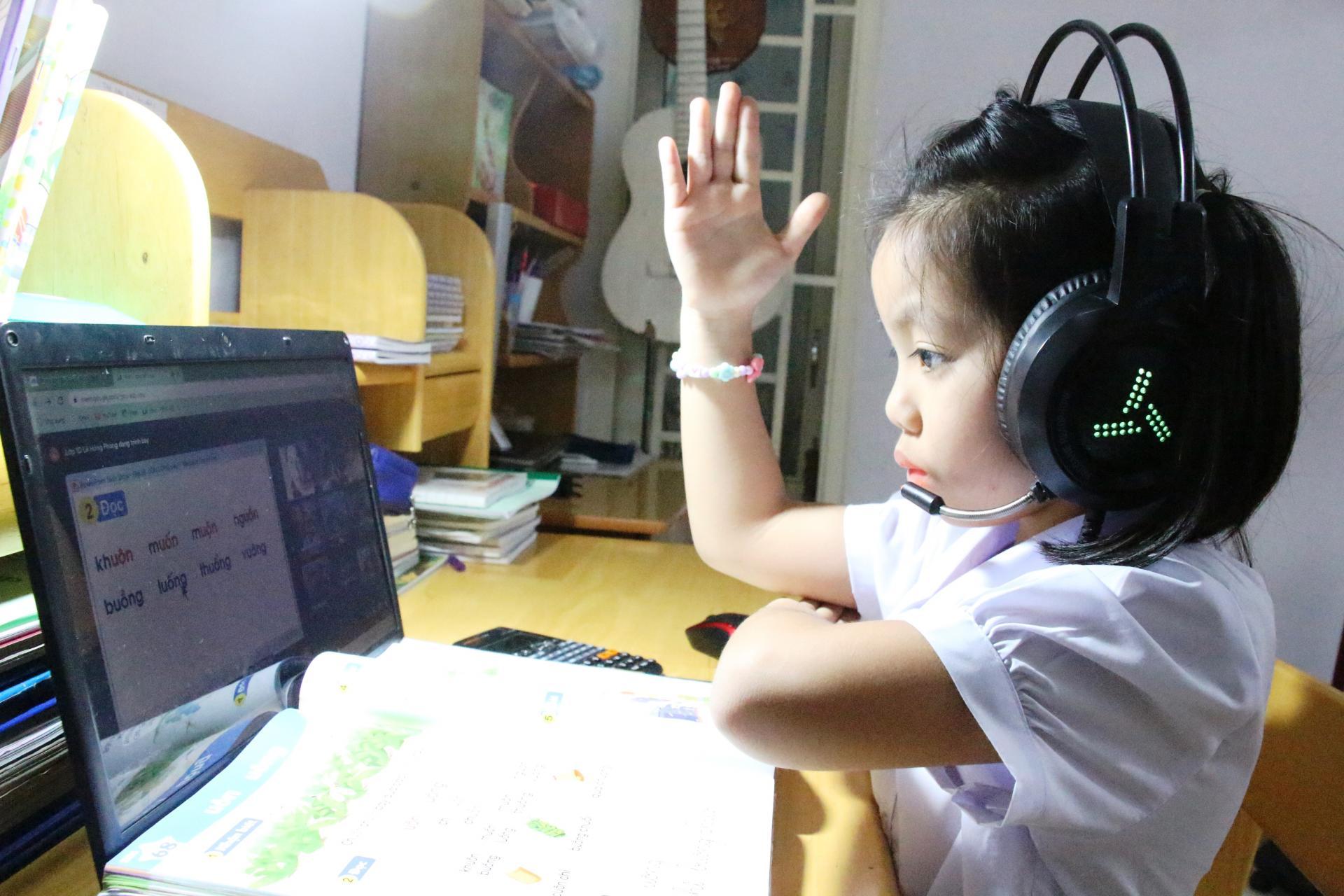 Học sinh, sinh viên có hoàn cảnh gia đình khó khăn được hỗ trợ tối đa 10 triệu đồng/học sinh, sinh viên để mua thiết bị học tập trực tuyến. (Ảnh: Minh họa)