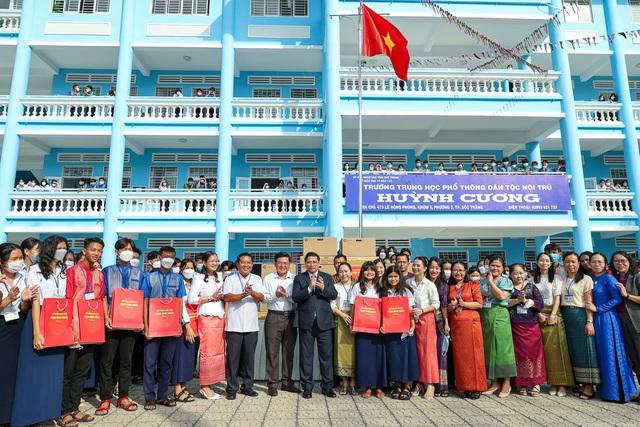Thủ tướng thăm, động viên thầy trò Trường Dân tộc nội trú tại Sóc Trăng - Ảnh 5.