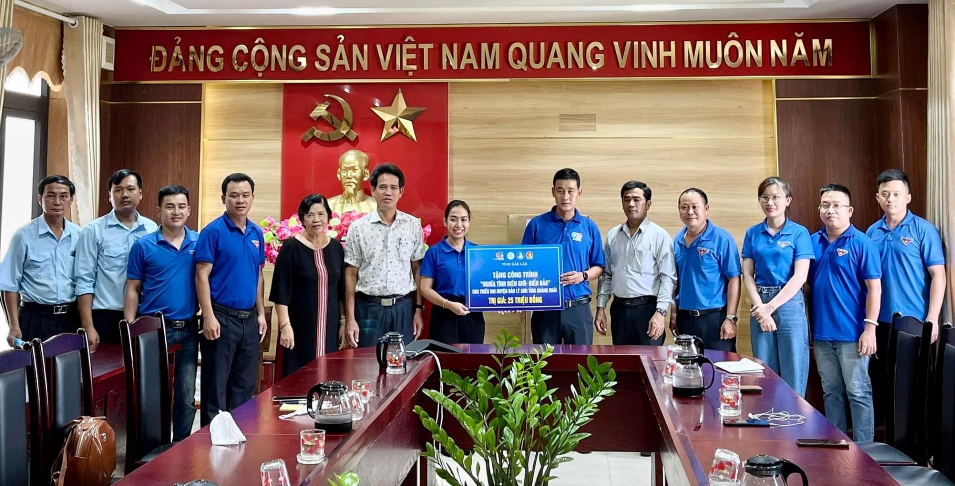 Đại diện Tỉnh Đoàn Đắk tặng công trình thanh niên cho Huyện Đoàn Lý Sơn