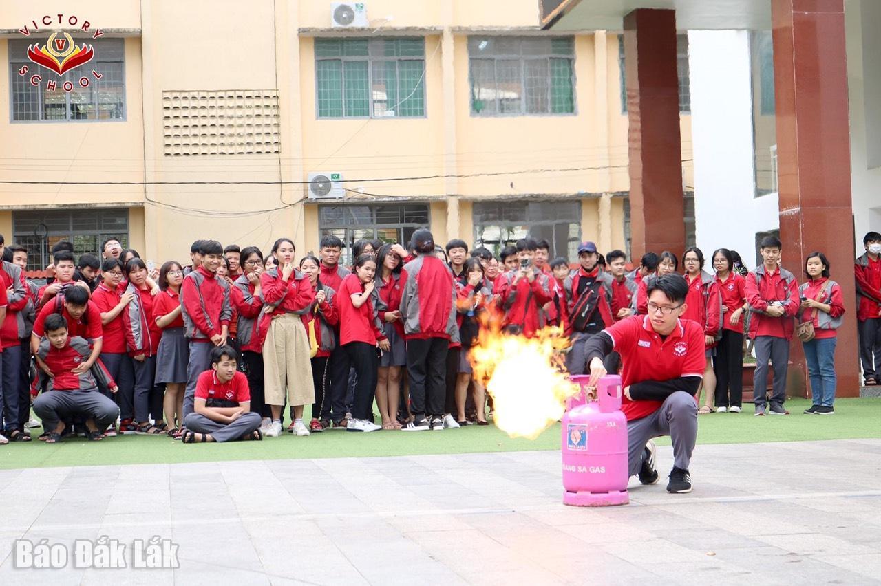 Học sinh Trường Tiểu học, THCS & THPT Victory (TP. Buôn Ma Thuột) thực hành phòng cháy, chữa cháy, cứu nạn cứu hộ. Ảnh: Đ.Hoàn
