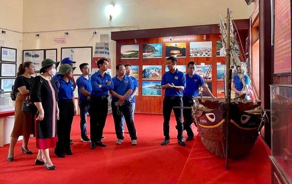 Đoàn đã tham quan Nhà trưng bày Đội Hoàng Sa Bắc Hải