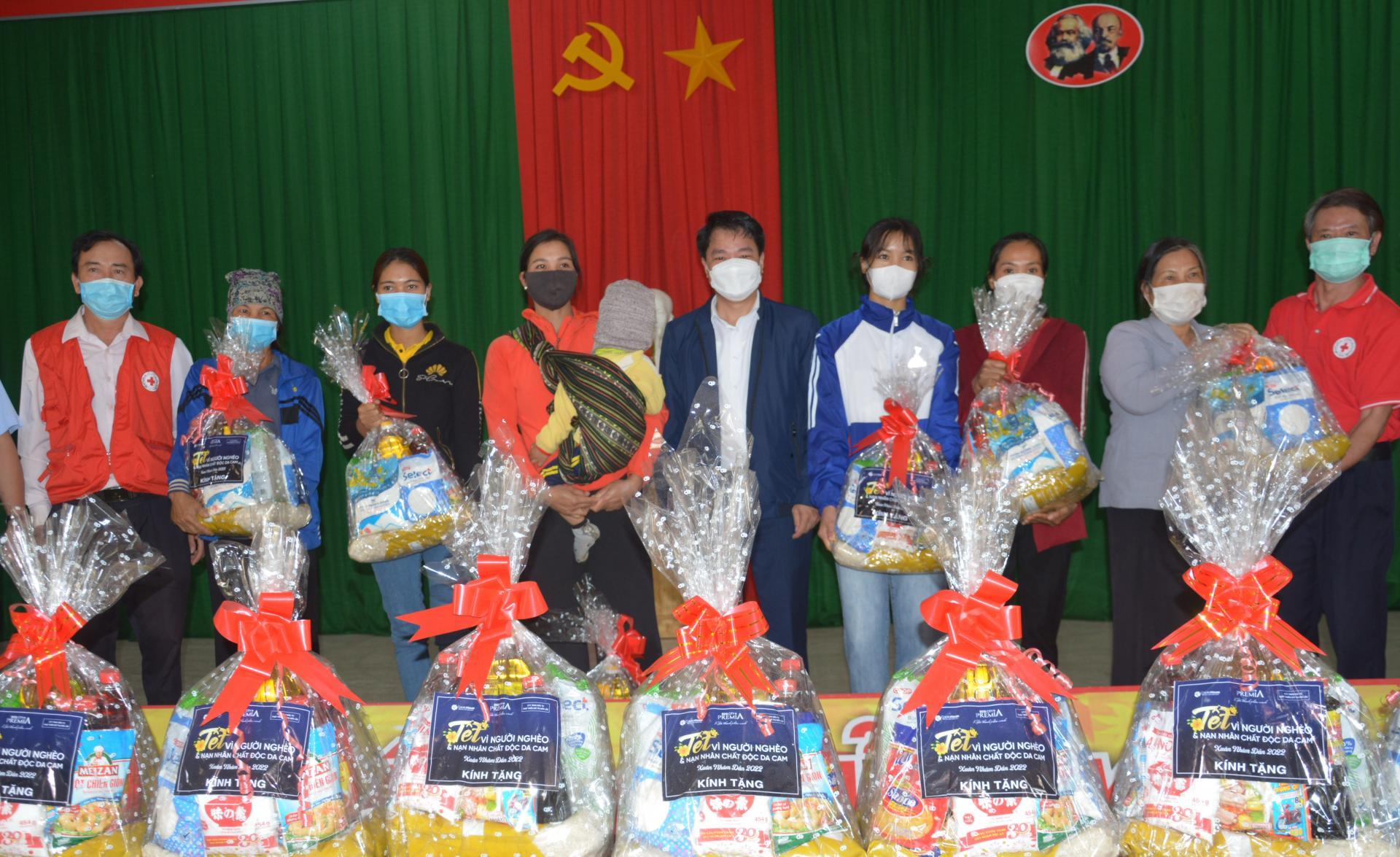 Hội Chữ thập đỏ tỉnh hỗ trợ người lao động bị ảnh hưởng bởi dịch COVID-19 trên địa bàn TP. Buôn Ma Thuột. Ảnh minh họa