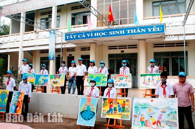 Những bức tranh hoàn thiện của học sinh nhà trường trong ngày hội