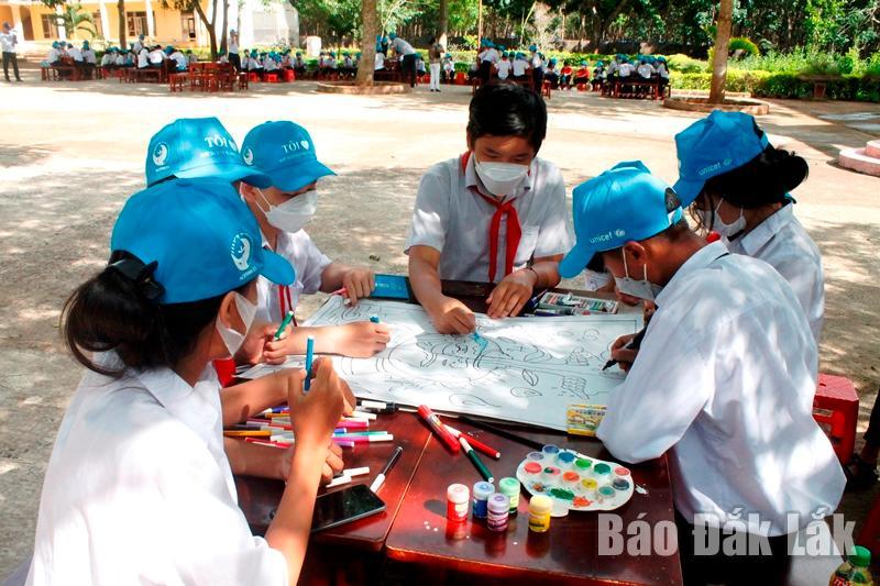 Học sinh Trường THCS Ea Tu tham gia hội thi vẽ tranh