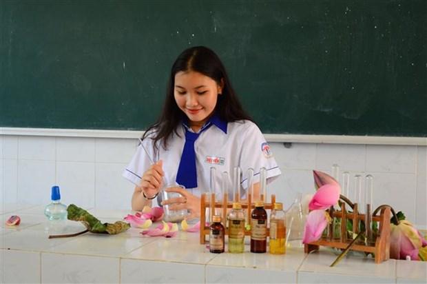 Nguyen Thi Dieu Hien - Nu sinh Dong Thap lam son moi tu hoa sen hinh anh 2