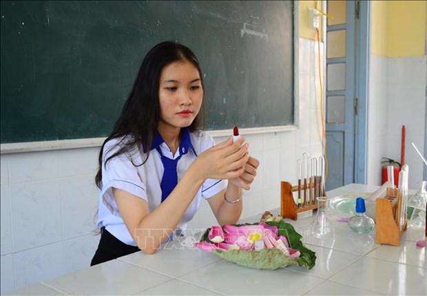 Nguyen Thi Dieu Hien - Nu sinh Dong Thap lam son moi tu hoa sen hinh anh 3