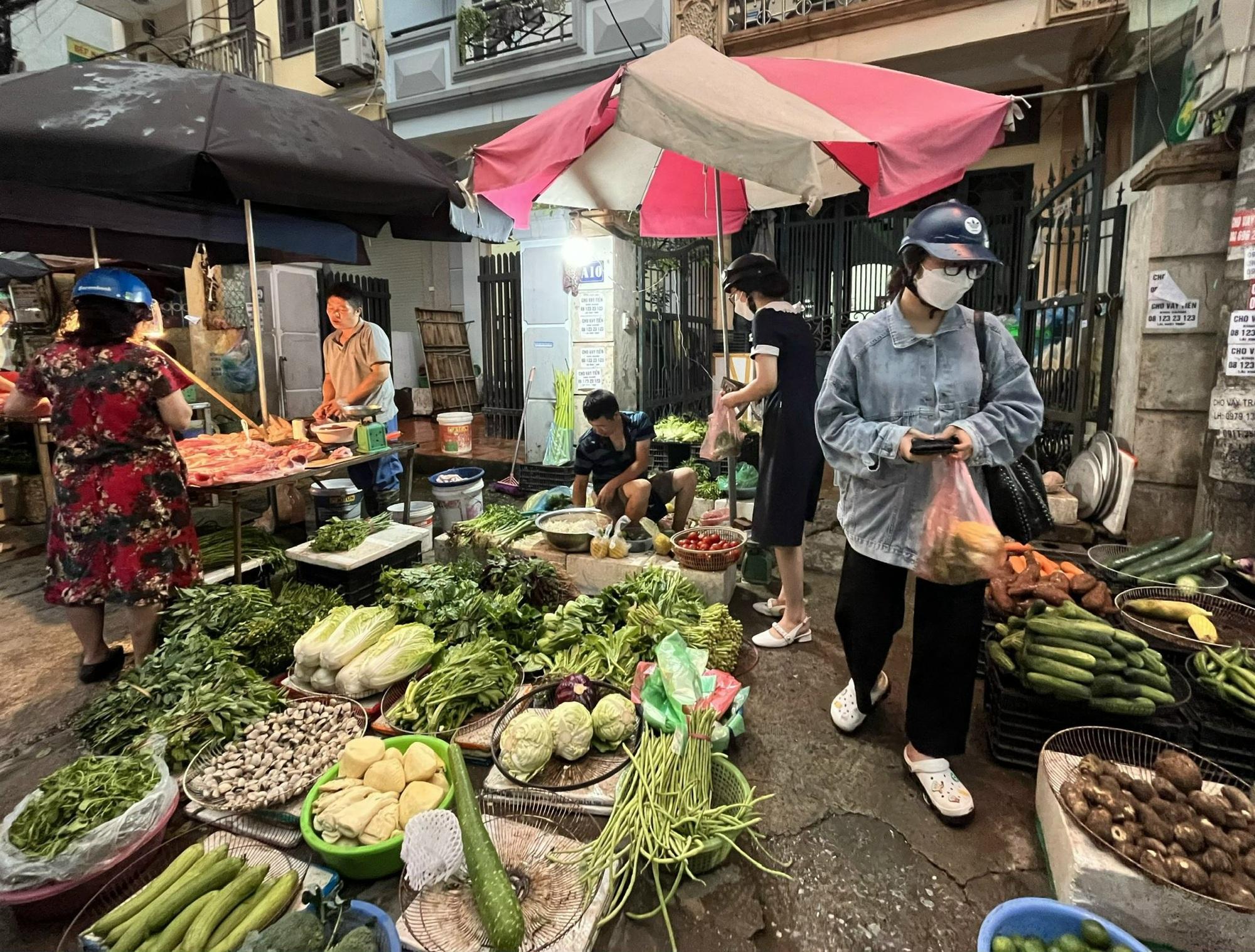 Rau xanh tăng giá chóng mặt, người tiêu dùng "bỏng tay" - Ảnh 1.