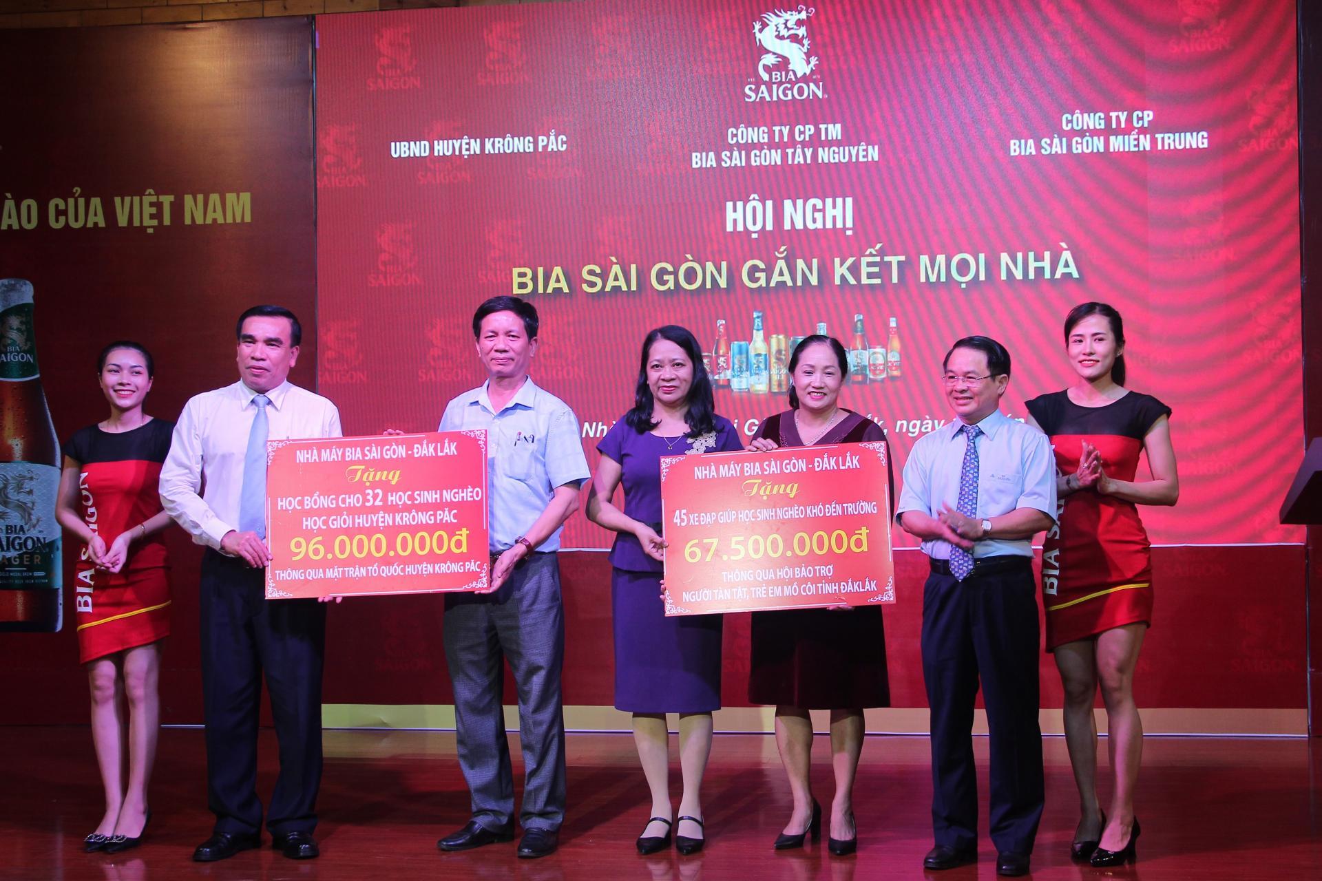 Trao học bổng hỗ trợ học sinh nghèo tại huyện Krông Pắc.