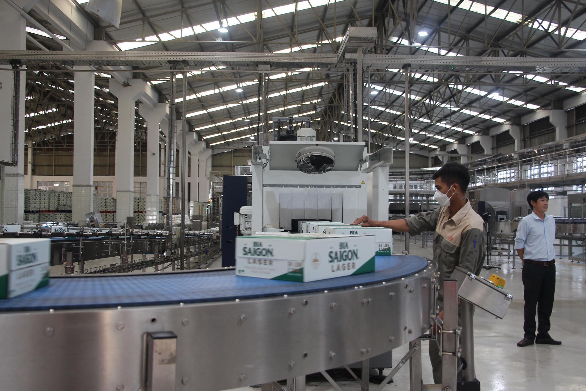 Nhà máy có dây chuyền sản xuất hiện đại, công nghệ tiên tiến, tự động hóa cao.