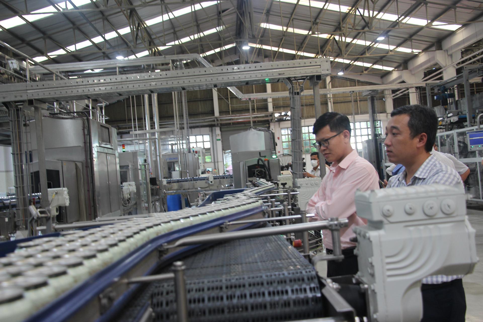 Tham quan nhà máy sản xuất.