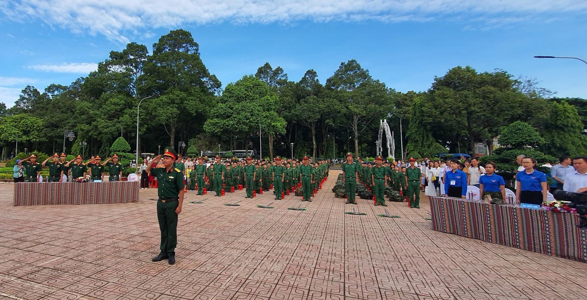 Các đại biểu và chiến sĩ tham dự buổi lễ