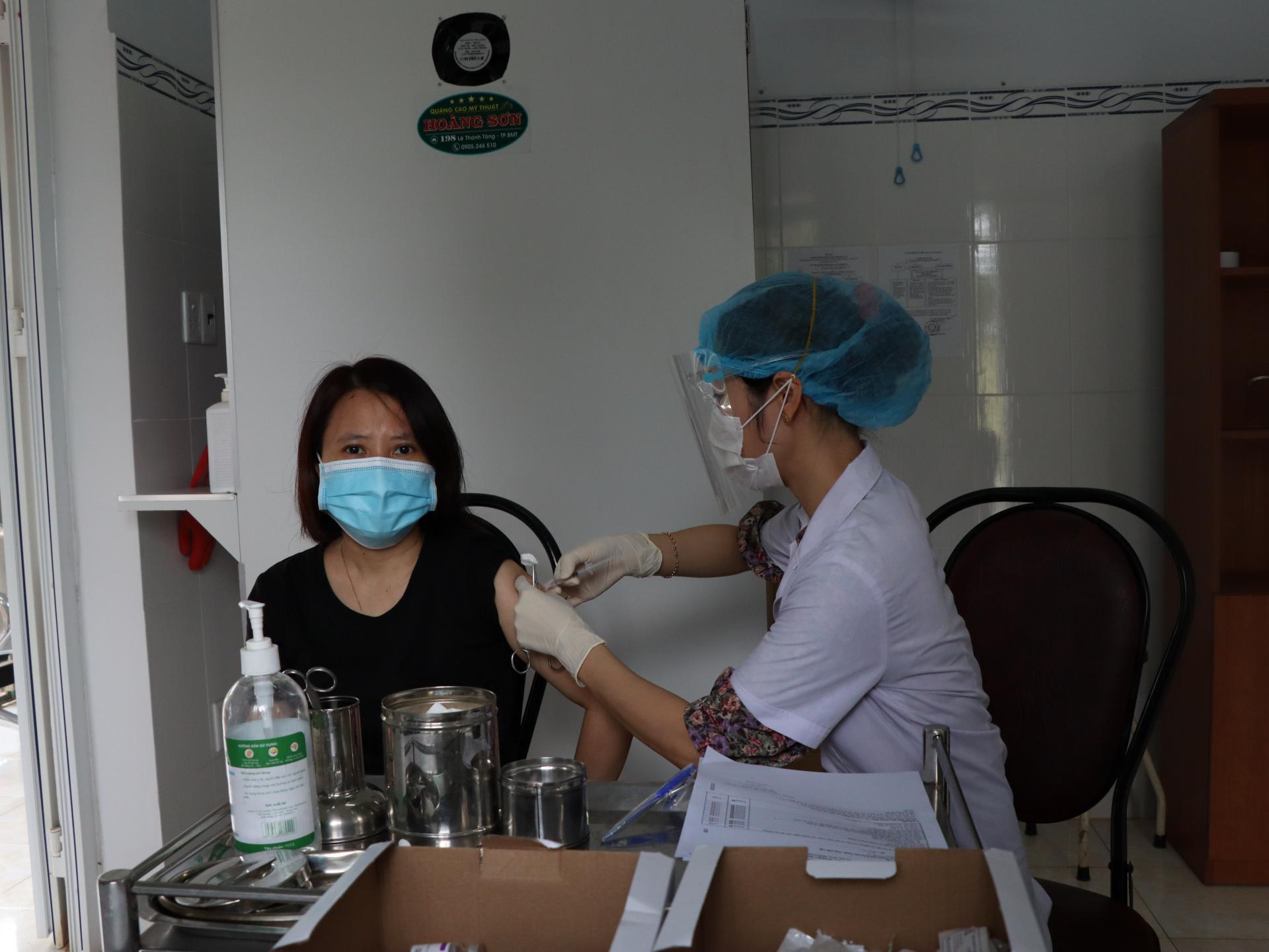 Người dân TP.Buôn Ma Thuột tiêm vắc xin phòng COVID-19.