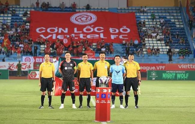 Trợ lý trọng tài Ngô Quốc Toản bị treo còi có thời hạn sau khi mắc lỗi nghiêm trọng trong trận đấu giữa Viettel gặp Hồng Lĩnh Hà Tĩnh.