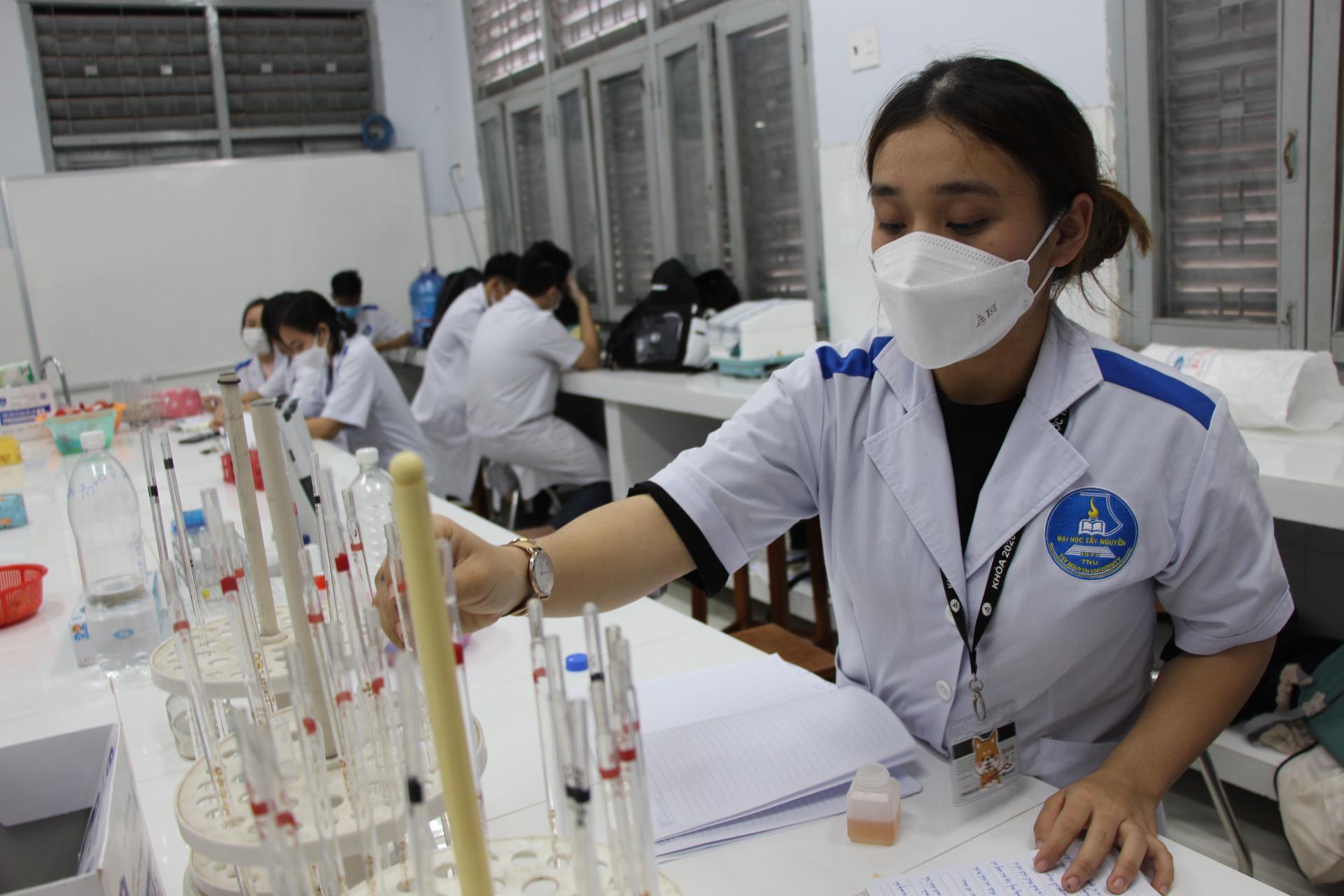Sinh viên Trường Đại học Tây Nguyên trong một buổi học thực hành tại trường