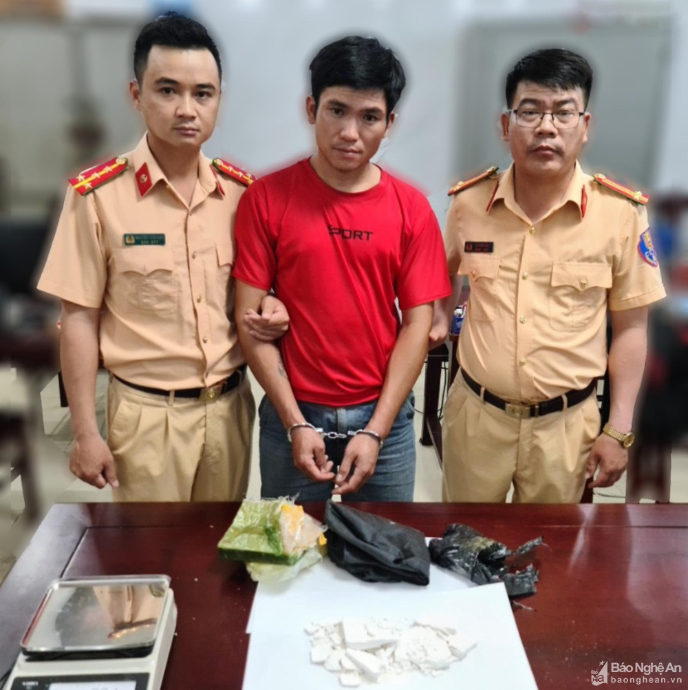 Bắt giữ nam thanh niên quấn quanh người 1 bánh heroin ảnh 1