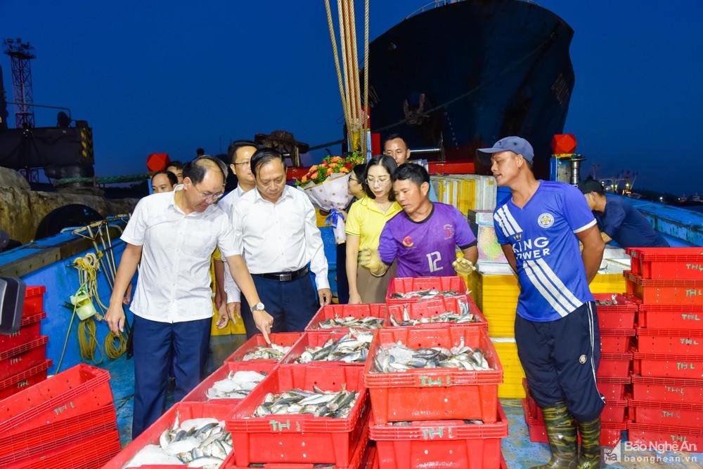 Lãnh đạo Hội Nông dân tỉnh thăm, tặng quà ngư dân Cửa Lò ảnh 2