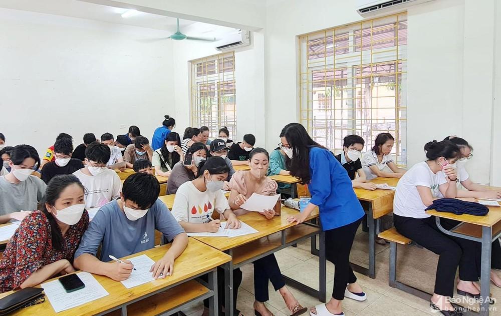 Phụ huynh, học sinh lúng túng khi chọn sách giáo khoa theo chương trình giáo dục phổ thông mới ảnh 3
