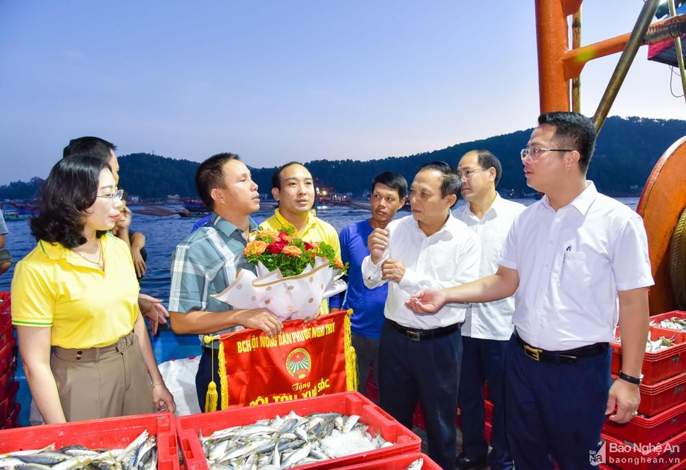 Lãnh đạo Hội Nông dân tỉnh thăm, tặng quà ngư dân Cửa Lò ảnh 4