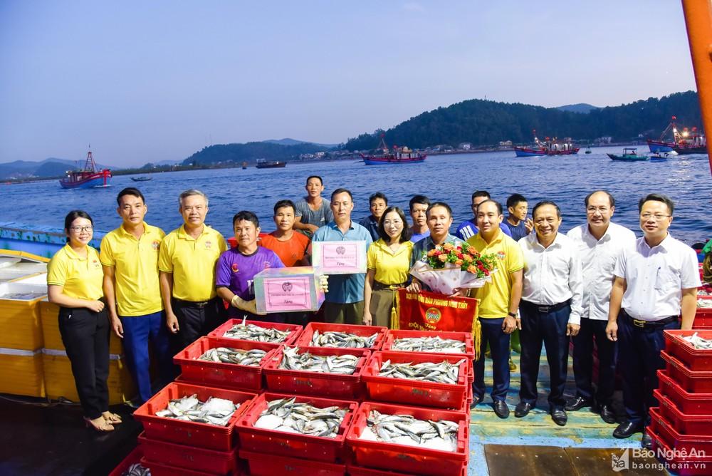 Lãnh đạo Hội Nông dân tỉnh thăm, tặng quà ngư dân Cửa Lò ảnh 3