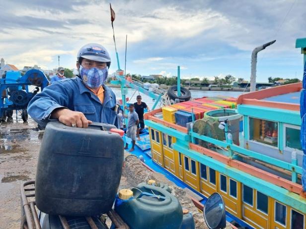 Ngư dân tất tả mang từng can mua dầu để ra khơi, cây xăng “lắc đầu” báo đứt hàng - Ảnh 5.