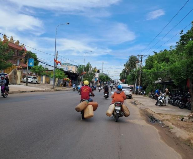 Ngư dân tất tả mang từng can mua dầu để ra khơi, cây xăng “lắc đầu” báo đứt hàng - Ảnh 2.