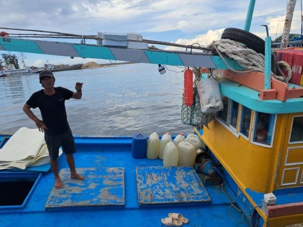 Ngư dân tất tả mang từng can mua dầu để ra khơi, cây xăng “lắc đầu” báo đứt hàng - Ảnh 4.