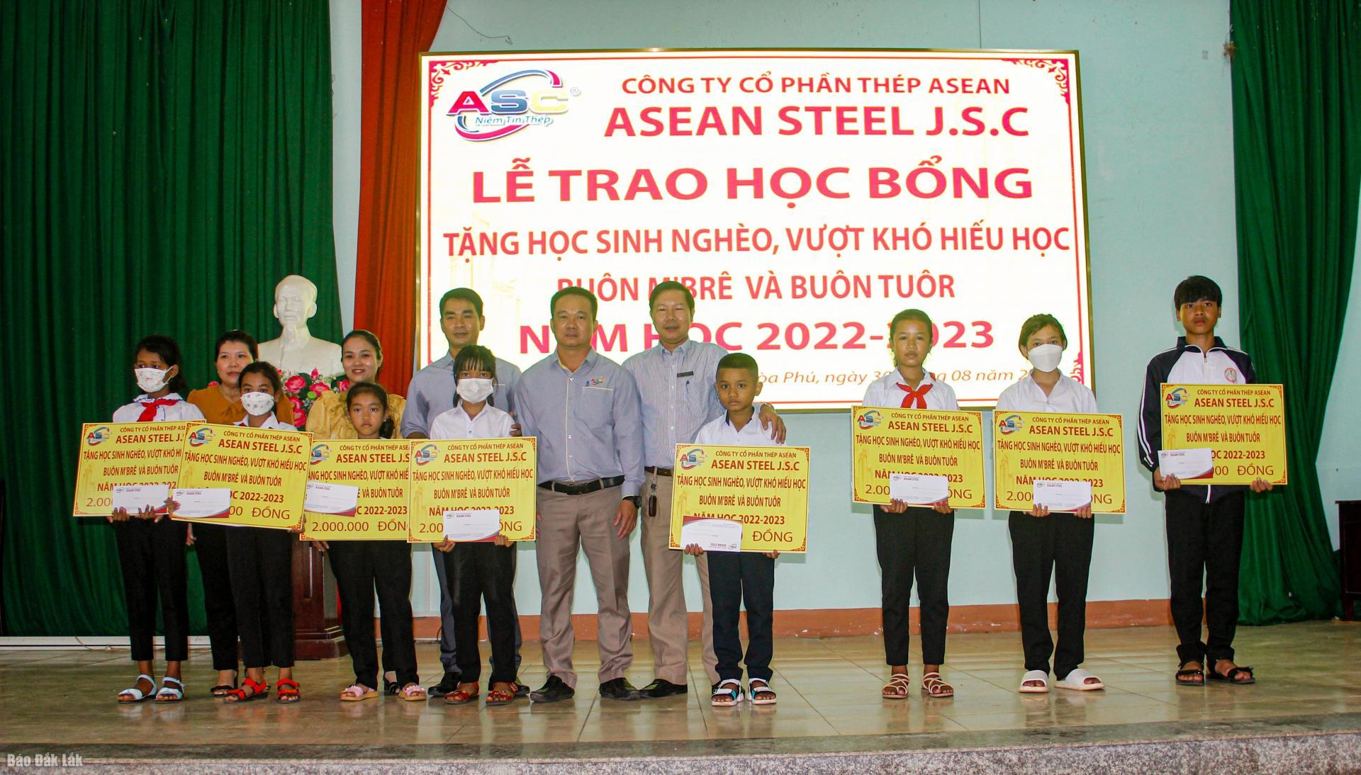 Đại diện Công ty Cổ phần Thép ASEAN và chính quyền địa phương trao học bổng cho các em học sinh nghèo, hiếu học