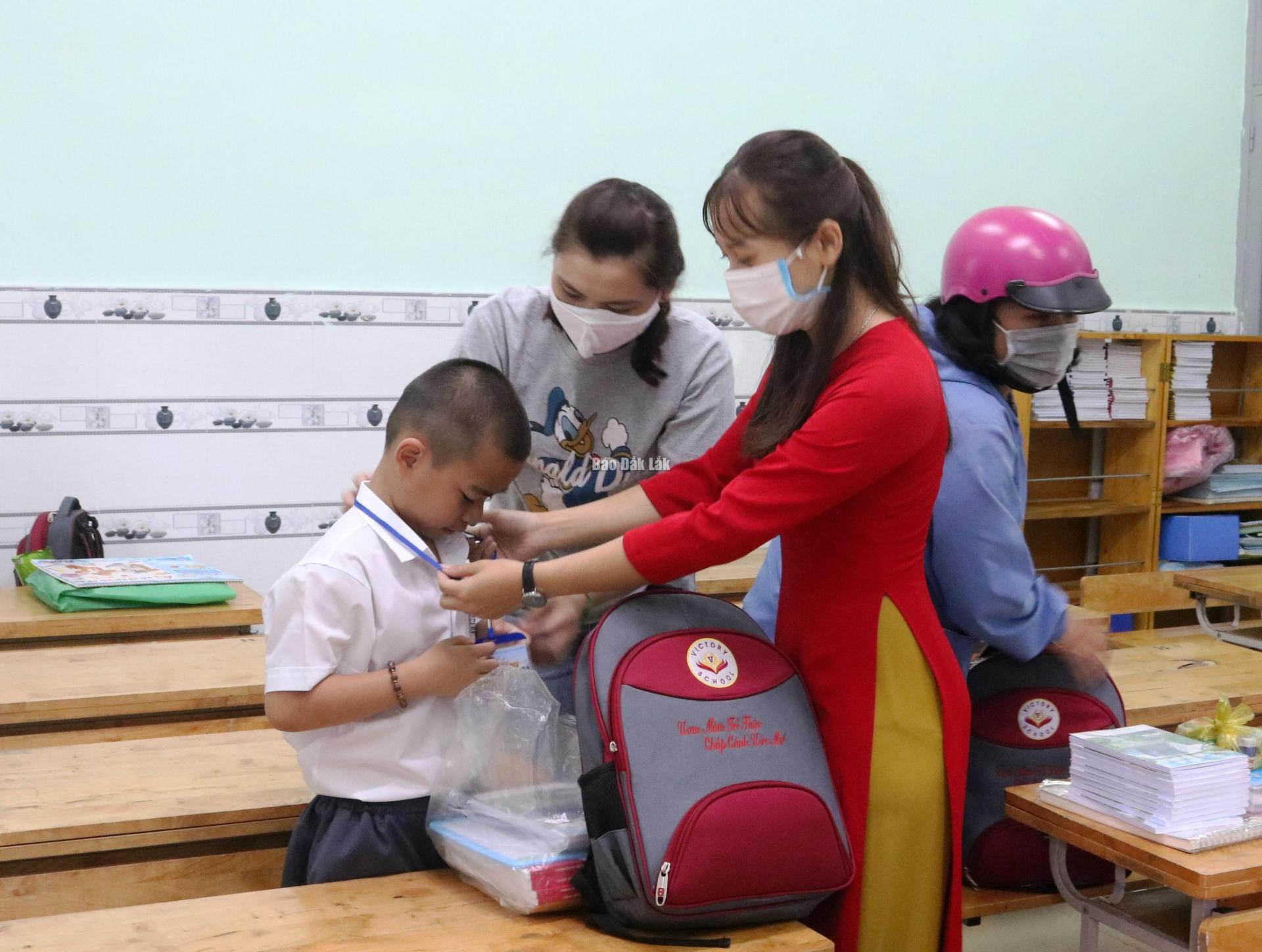 Cô và trò Trường Tiểu học, THCS&THPT Victory (TP. Buôn Ma Thuột). Ảnh: Nguyên Hoàn
