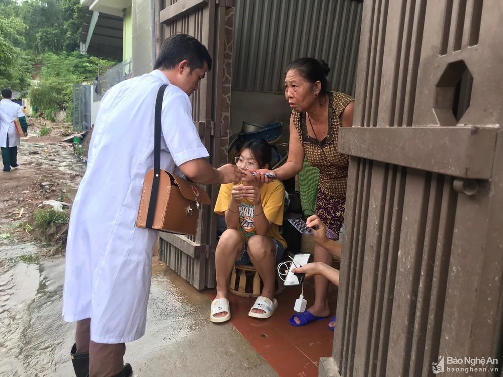 Bác sĩ có nhà bị thiệt hại do lũ ở Kỳ Sơn vẫn tích cực hỗ trợ y tế cho người dân ảnh 2