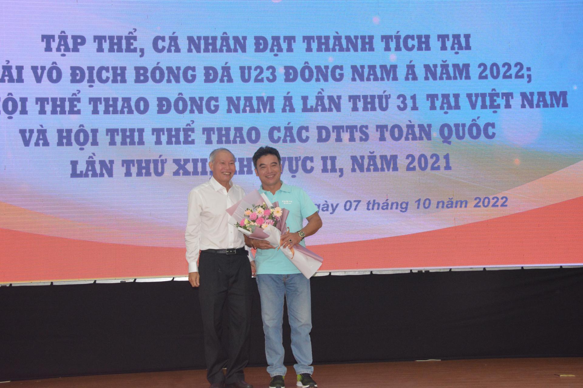 Giấm dốc Sở Văn hóa, Thể thao và Du lịch Thái Hồng Hà (bên phải) trao hoa, tặng gia đình cầu thủ Phan Tấn Tai.