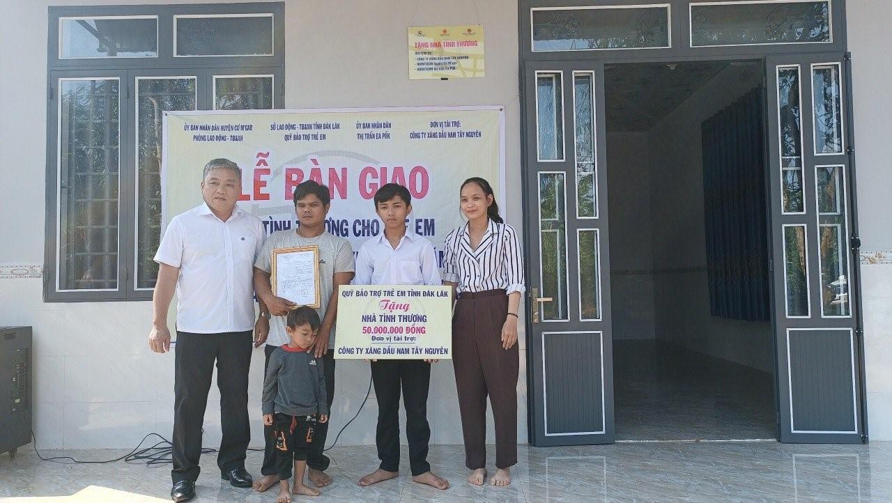 Lãnh đạo Quỹ Bảo trợ trẻ em tỉnh, Công ty Xăng dầu Nam Tây Nguyên trao tặng nhà tình thương cho hai em Y Giăp và Y Wa.