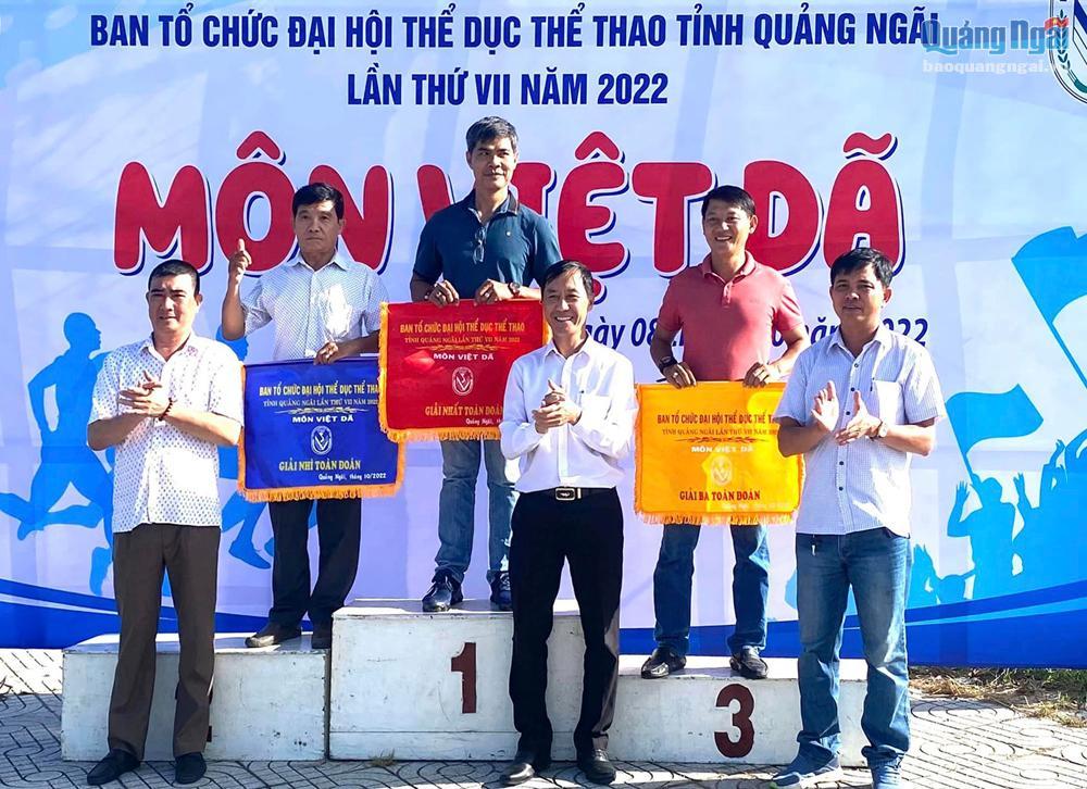 Ban tổ chức trao giải cho các vận động viên đạt thành tích cao ở môn việt dã.