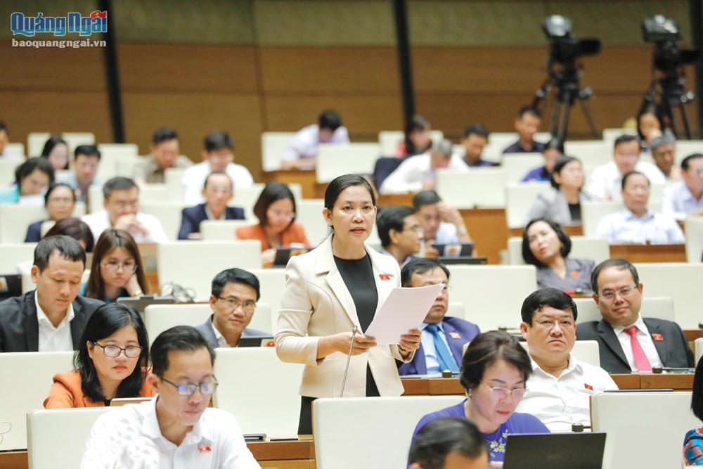 Phó Trưởng đoàn chuyên trách Đoàn ĐBQH tỉnh Huỳnh Thị Ánh Sương tham gia thảo luận tại Kỳ họp thứ 4, Quốc hội khóa XV.                      Ảnh: PV