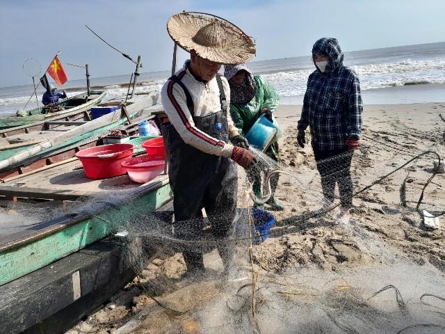 Hà Tĩnh: Đánh bắt gần bờ, ngư dân vùng bãi ngang trúng đậm hải sản