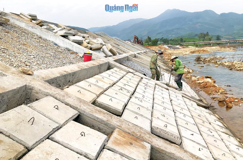 Thi công Kè chống sạt lở bờ sông, thôn Sơn Châu, xã Long Sơn.