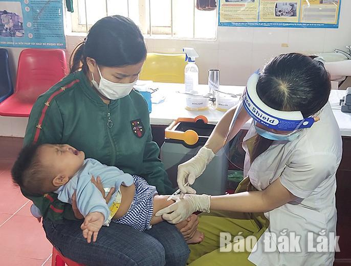 Cho trẻ tiêm đầy đủ vắc xin phòng bệnh sẵn có là biện pháp