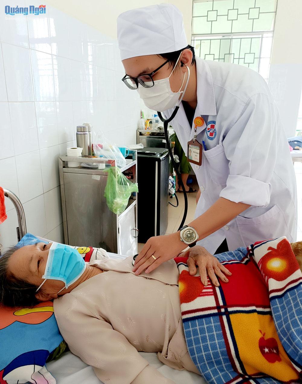 Bác sĩ Khoa Nội tổng hợp (Bệnh viện Đa khoa tỉnh) nỗ lực điều trị cho bệnh nhân.  Ảnh: TR.AN