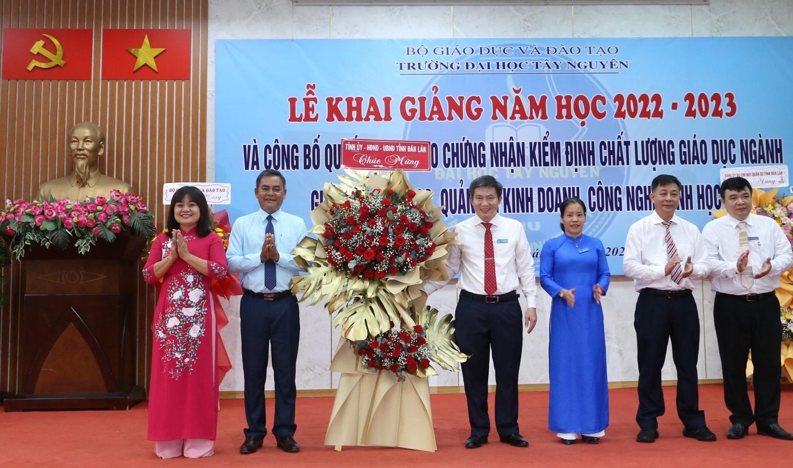 Phó Bí thư Tỉnh ủy Y Biêr Niê, Phó Chủ tịch UBND tỉnh H’Yim Kđoh tặng hoa chúc mừng Trường Đại học Tây Nguyên nhân dịp khai giảng năm học 2022 - 2023