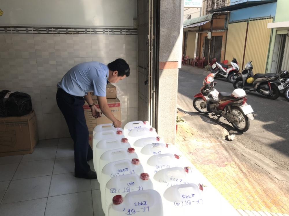 Tiêu hủy 420 lít rượu trắng nhập lậu tại Bến Tre